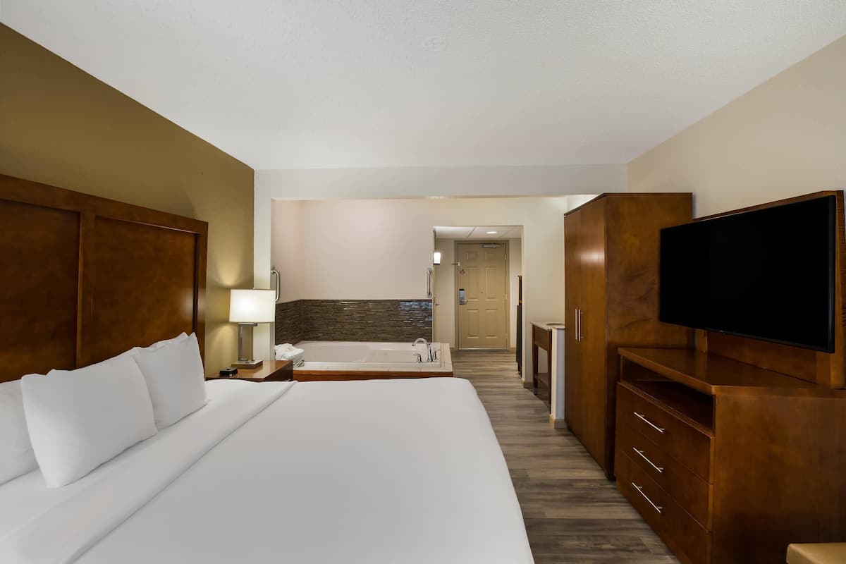 Suite, 1 King Bed, Accessible, Non Smoking | Premium bedding, blackout drapes, iron/ironing board, free WiFi