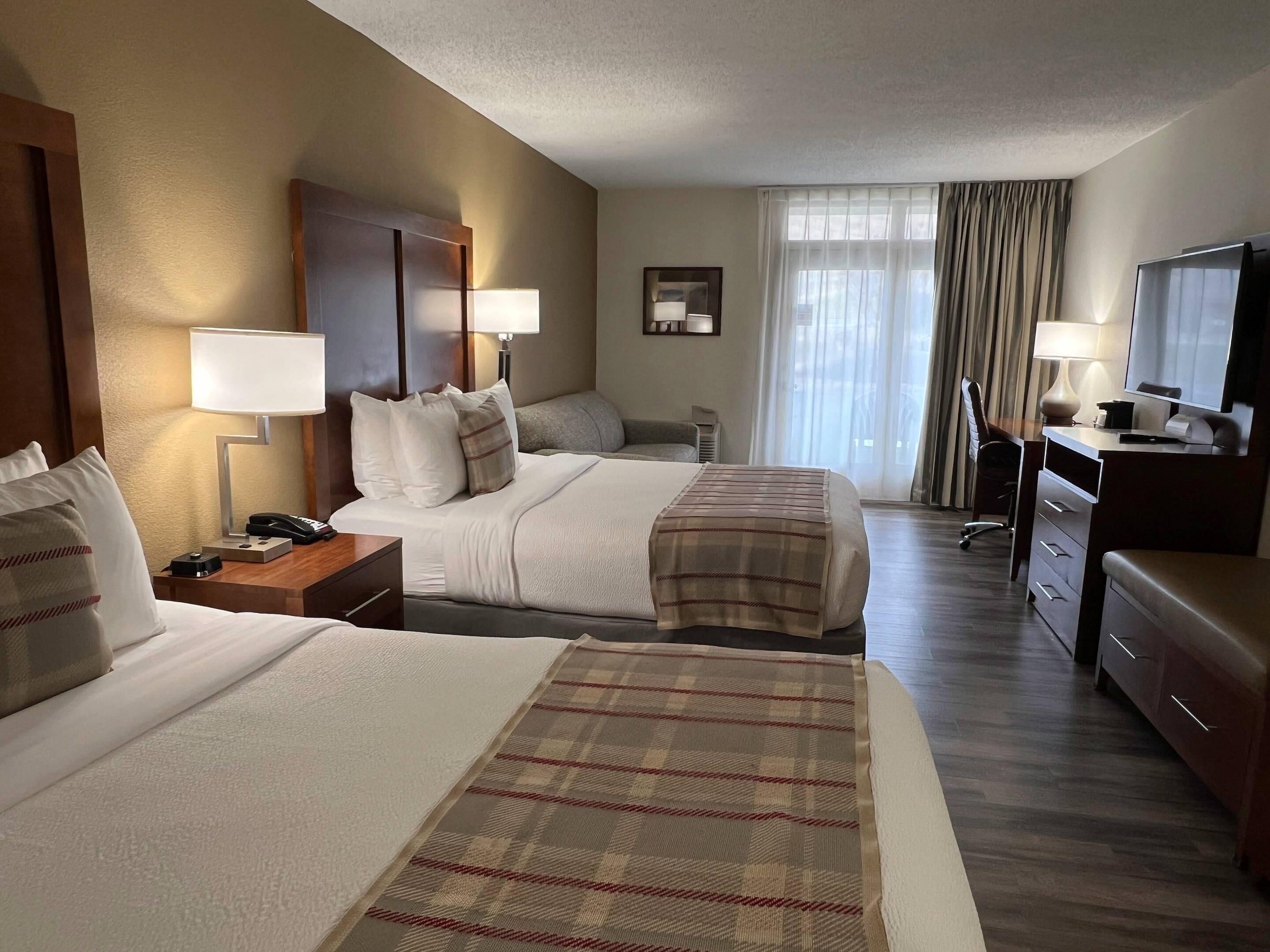 أغطية فراش متميزة وستائر تعتيم ومكواة/لوح كي وواي فاي مجانًا