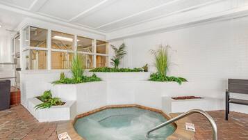 Piscine couverte, piscine extérieure (ouverte en saison)