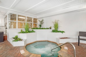 Indoor pool, seasonal outdoor pool - The Inn at Apple Valley, an Ascend Collection Hotel (Sevierville)
