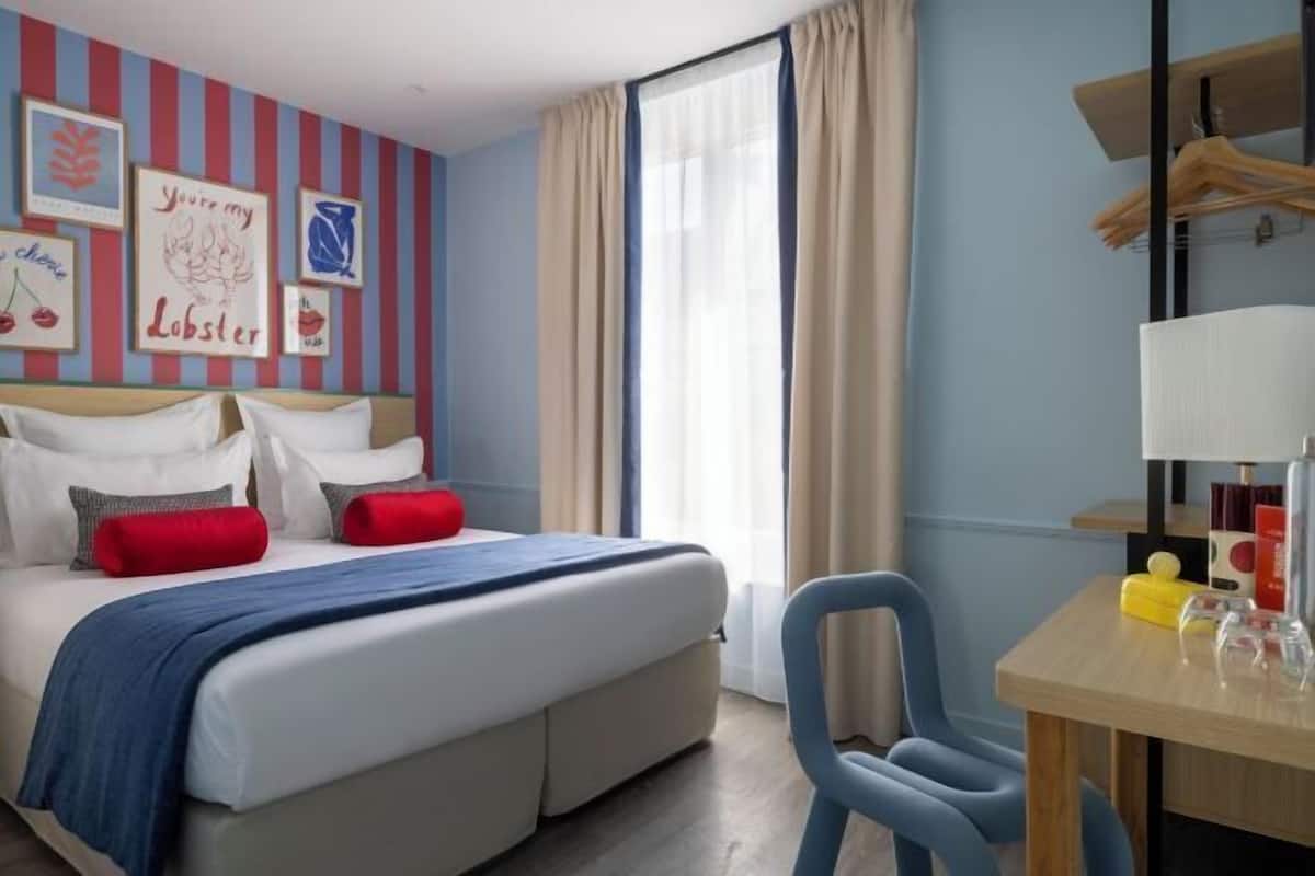 Hypo-allergenic bedding, in-room safe, desk, blackout curtains