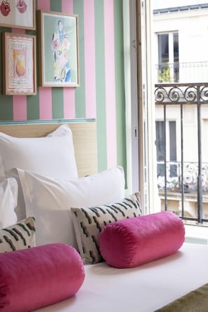 Hypo-allergenic bedding, in-room safe, desk, blackout curtains - Hôtel La Folie des Prés - Saint-Germain-des-Prés (Paris)