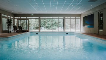 Indoor pool, sun loungers