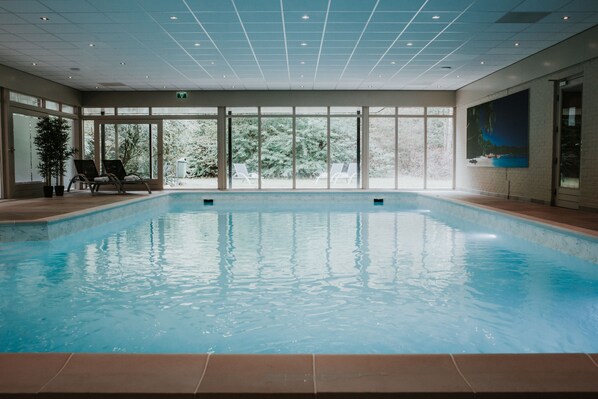 Indoor pool, sun loungers