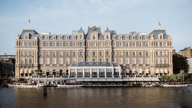 Ein großes, historisches Hotel mit mehreren Etagen und einem markanten Eingang.