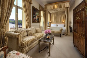 皇家套房, 1 张特大床 | 埃及棉床单、高档床上用品、迷你吧、客房内保险箱