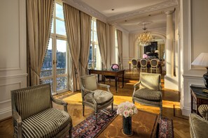 皇家套房, 1 张特大床 | 埃及棉床单、高档床上用品、迷你吧、客房内保险箱