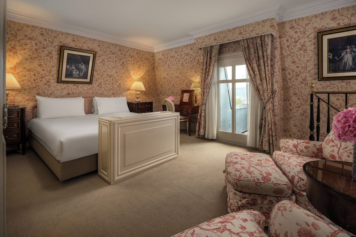 Suite, 1 King Bed, City View (Penthouse) | 1 bedroom, Egyptian cotton sheets, premium bedding, minibar