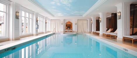 Piscine couverte, chaises longues