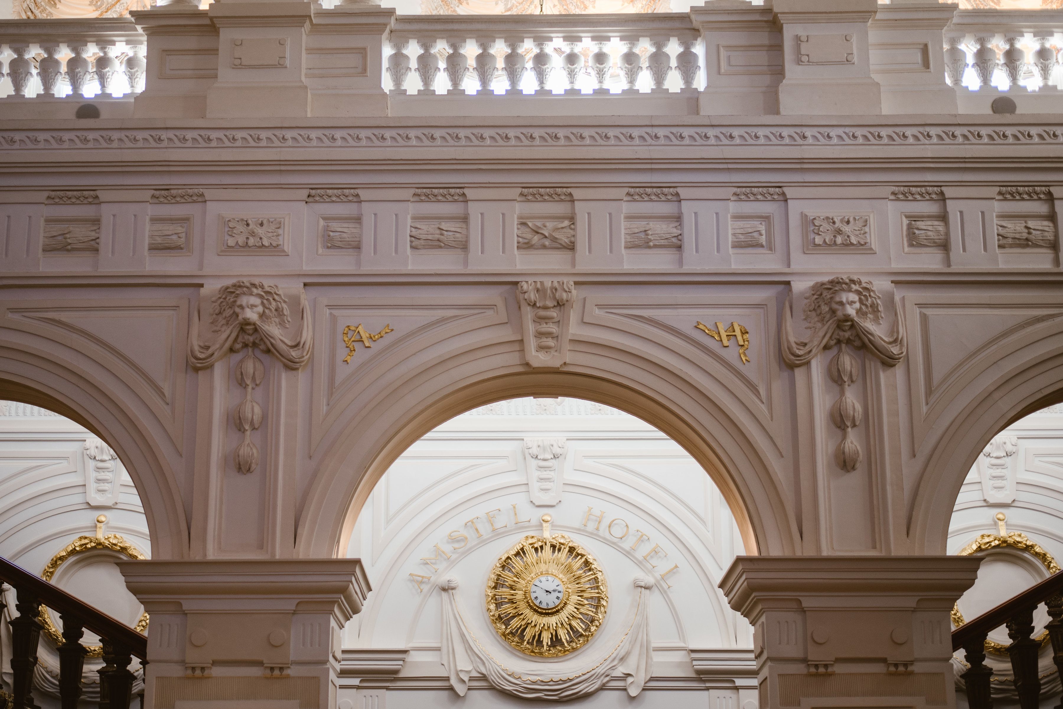 Un arco ornamentado con la inscripción 