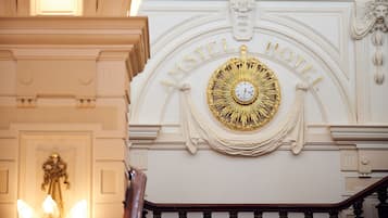 Un interior grandioso con un reloj destacado y la inscripción