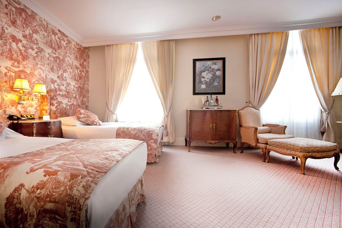 Egyptian cotton sheets, premium bedding, minibar, in-room safe