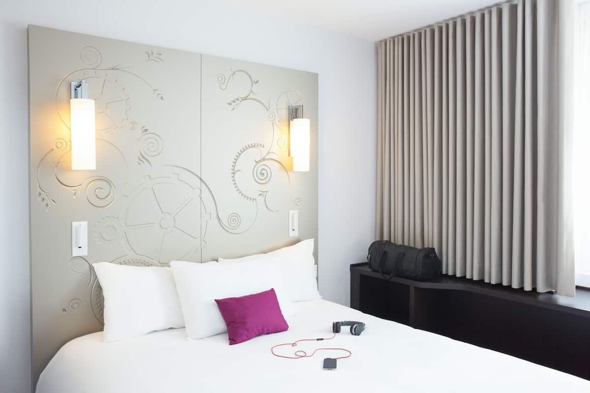 Laptop workspace, iron/ironing board, free WiFi, bed sheets