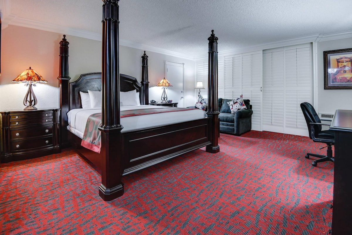 Suite, 1 King Bed, Non Smoking | In-room safe, desk, blackout drapes, iron/ironing board