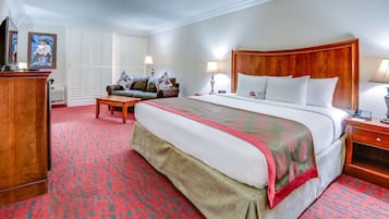 Quarto, 1 cama King, para não fumantes | Cofres nos quartos, escrivaninha, cortinas blackout