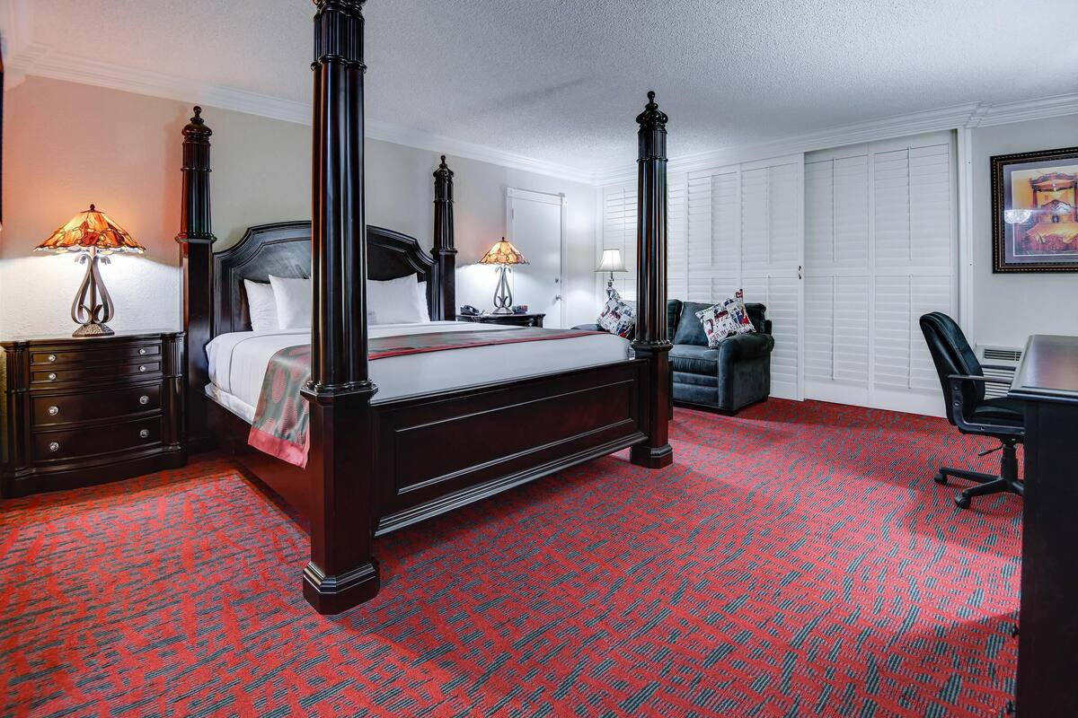 Suite, 1 King Bed, Non Smoking | In-room safe, desk, blackout curtains, iron/ironing board