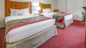 Kamer, 2 queensize bedden, niet-roken | Een kluis op de kamer, een bureau, verduisterende gordijnen