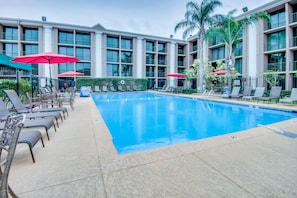 Piscine extérieure (ouverte en saison), parasols de plage