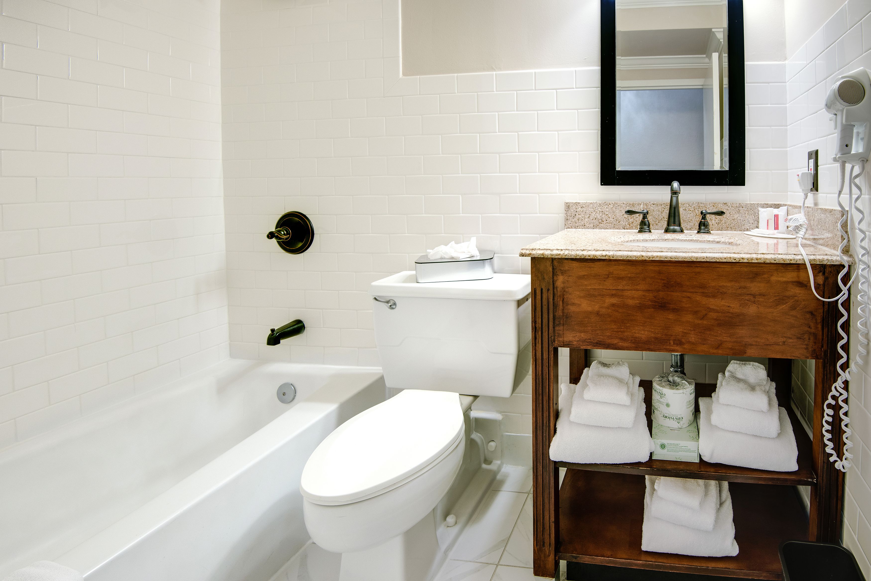 Quarto, 2 camas Queen, para não fumantes | Banheiro | Chuveiro/banheira combinados, produtos de toalete grátis