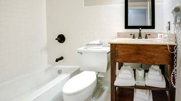 Quarto, 2 camas Queen, para não fumantes | Banheiro | Chuveiro/banheira combinados, produtos de toalete grátis