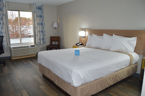 Combined shower/tub, free toiletries, towels