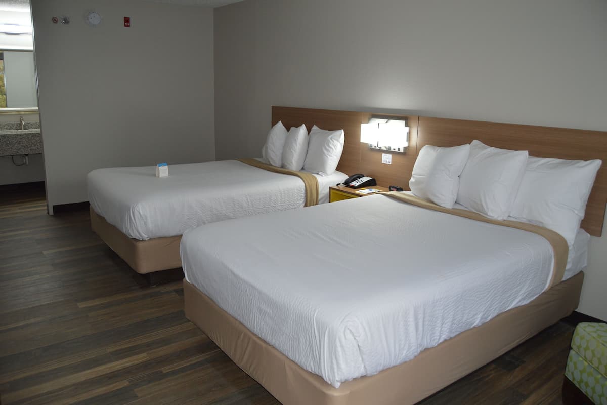 Tina con regadera, amenidades de baño gratuitas, toallas