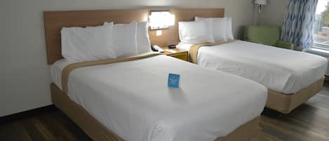 Een bad/douchecombinatie, gratis toiletartikelen, handdoeken