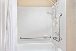 Tina con regadera, amenidades de baño gratuitas, toallas