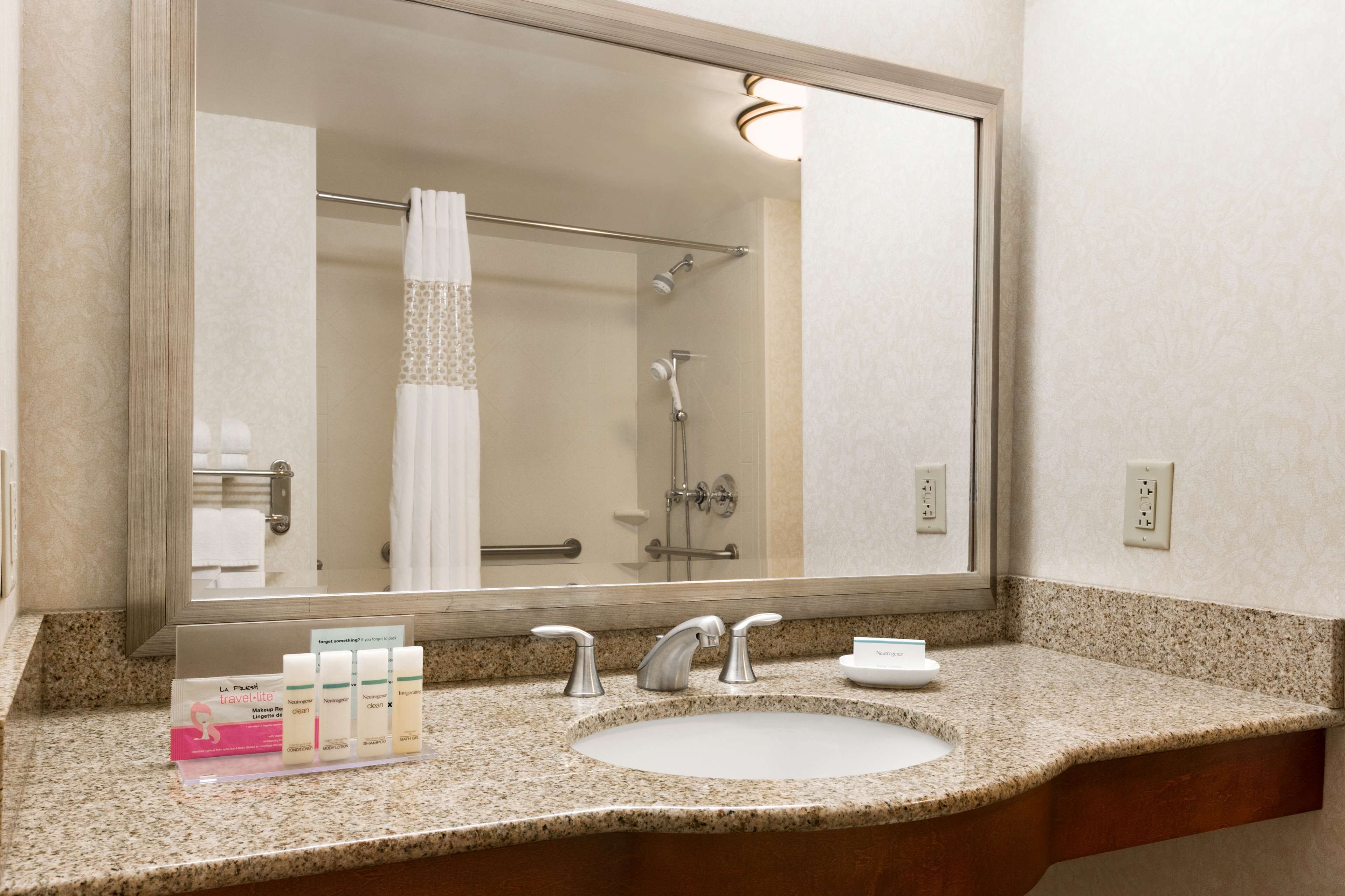 Een haardroger, handdoeken