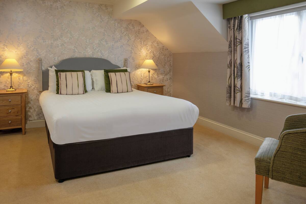 standard double room | desk, iron/ironing board, free wifi, bed sheets