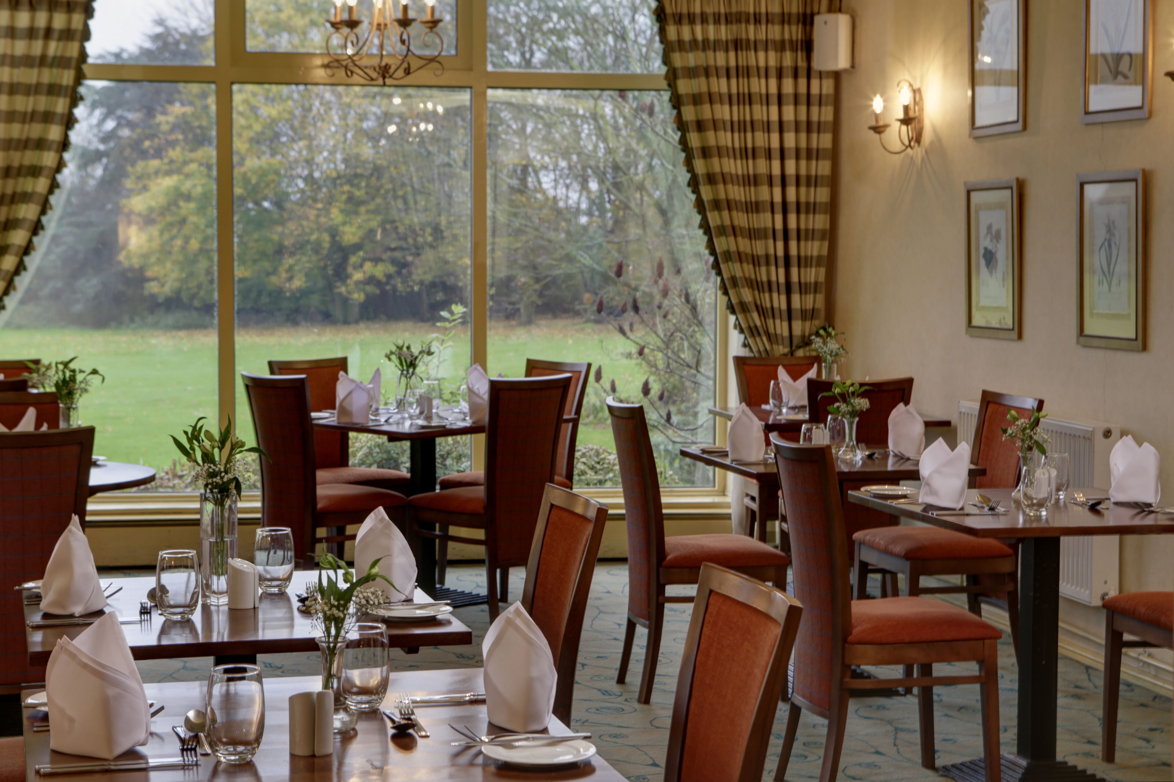 2 restaurants, breakfast, lunch, dinner served; international cuisine