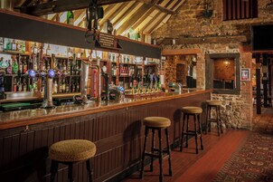 2 restaurants, breakfast, lunch, dinner served; international cuisine