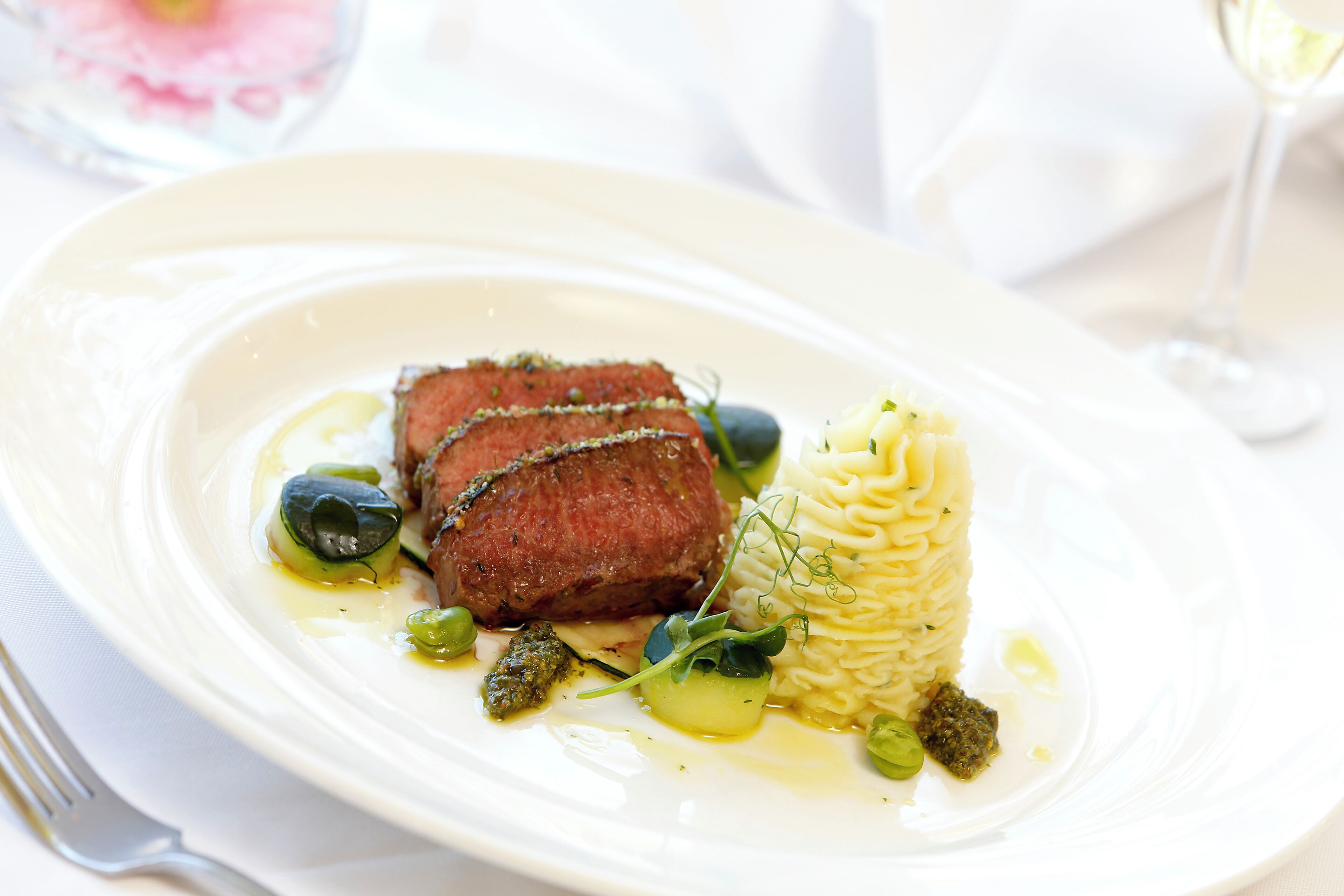 2 restaurants, breakfast, lunch, dinner served; international cuisine