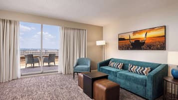 Loftsleilighet, 1 kingsize-seng, terrasse | Oppholdsområde | En 43-tommers LCD-TV med kabel-kanaler samt TV og MP3-dokkingstasjon