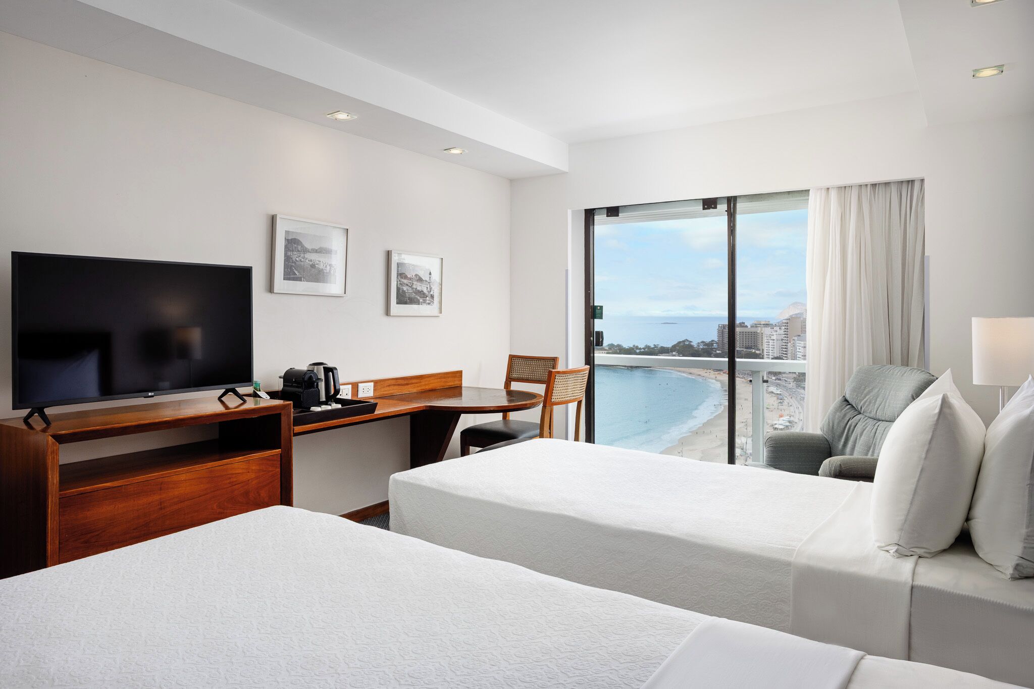 华丽客房, 海滨 | 迷你吧、客房内保险箱、办公桌、遮光窗帘