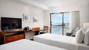 Chambre Deluxe, en bord de plage | Minibar, coffres-forts dans les chambres, bureau, rideaux occultants