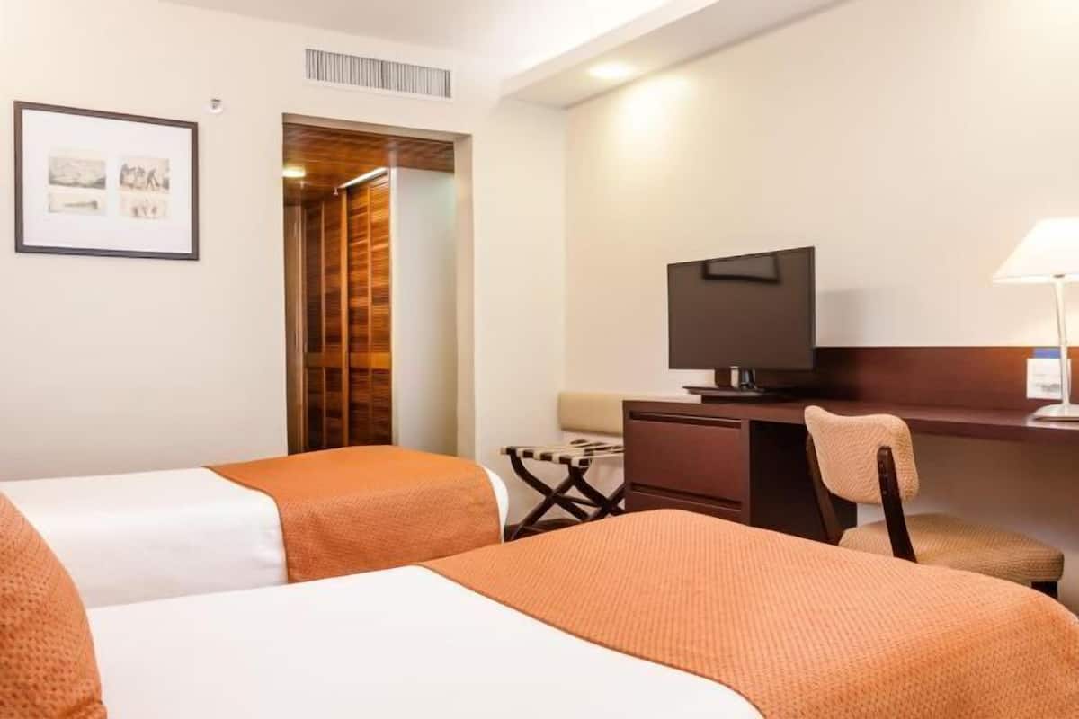 1 kamar tidur, minibar, brankas, dan meja kerja