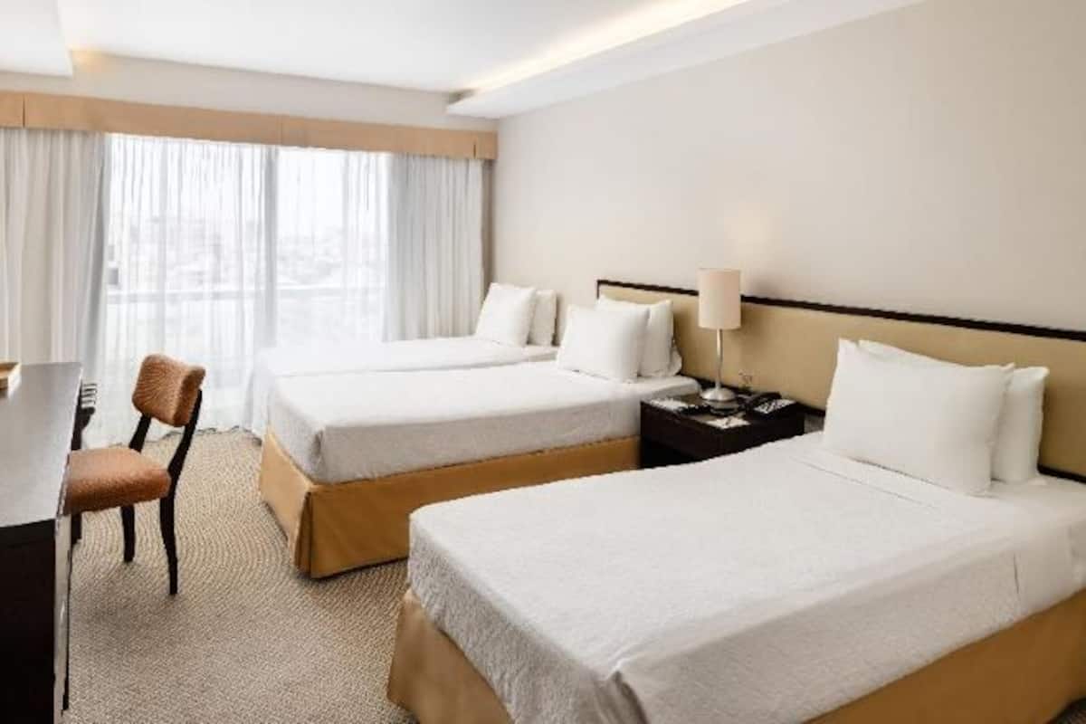 Minibar, caja de seguridad en la habitación y escritorio