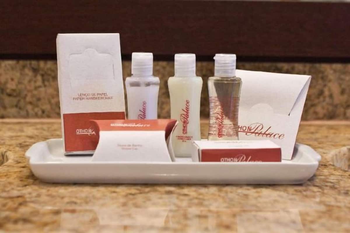 Badezimmerausstattung | Dusche, Regendusche, kostenlose Toilettenartikel, Haartrockner