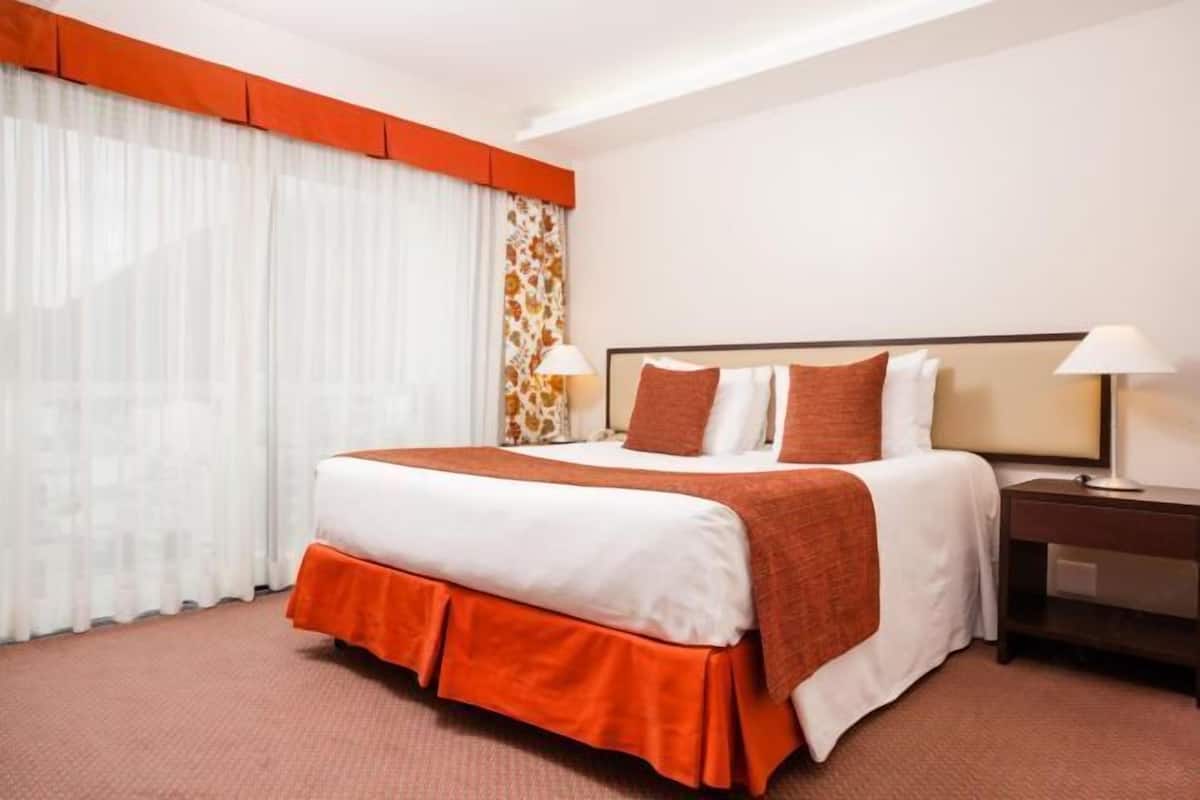 1 kamar tidur, minibar, brankas, dan meja kerja