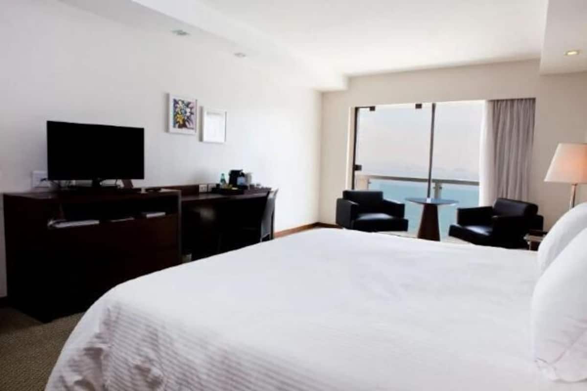 Minibar, caja de seguridad en la habitación y escritorio