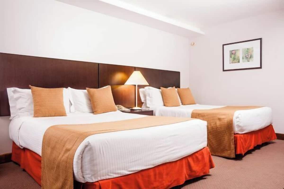 1 kamar tidur, minibar, brankas, dan meja kerja