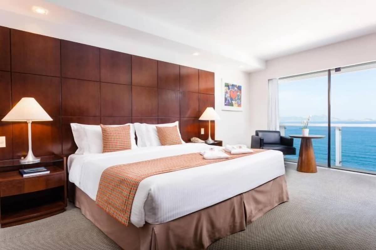 1 kamar tidur, minibar, brankas, dan meja kerja