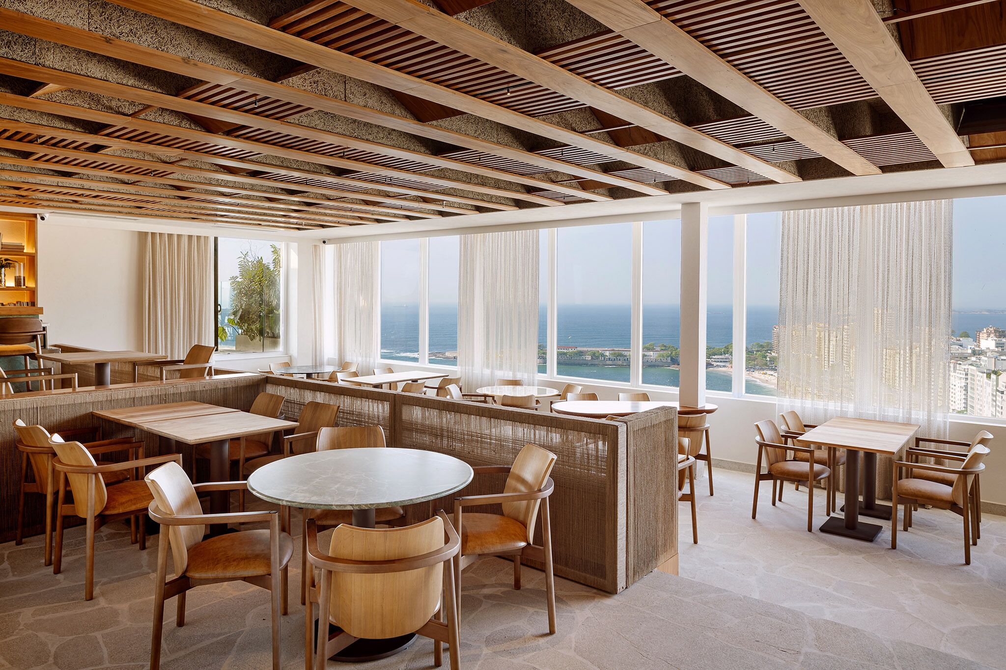 3 restaurants, breakfast, lunch, dinner served; international cuisine