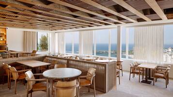 3 restaurantes, se sirven desayunos, comidas y cocina internacional