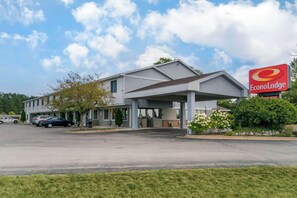 Exterior - Econo Lodge Traverse City South (Traverse City)