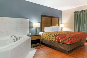 Premium bedding, desk, free WiFi, bed sheets - Econo Lodge Traverse City South (Traverse City)