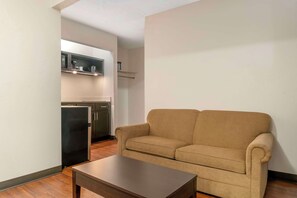 Suite, 1 King Bed, Non Smoking (Upgrade, Efficiency) | Premium bedding, desk, free WiFi, bed sheets