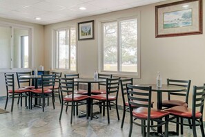Breakfast area - Econo Lodge Traverse City South (Traverse City)