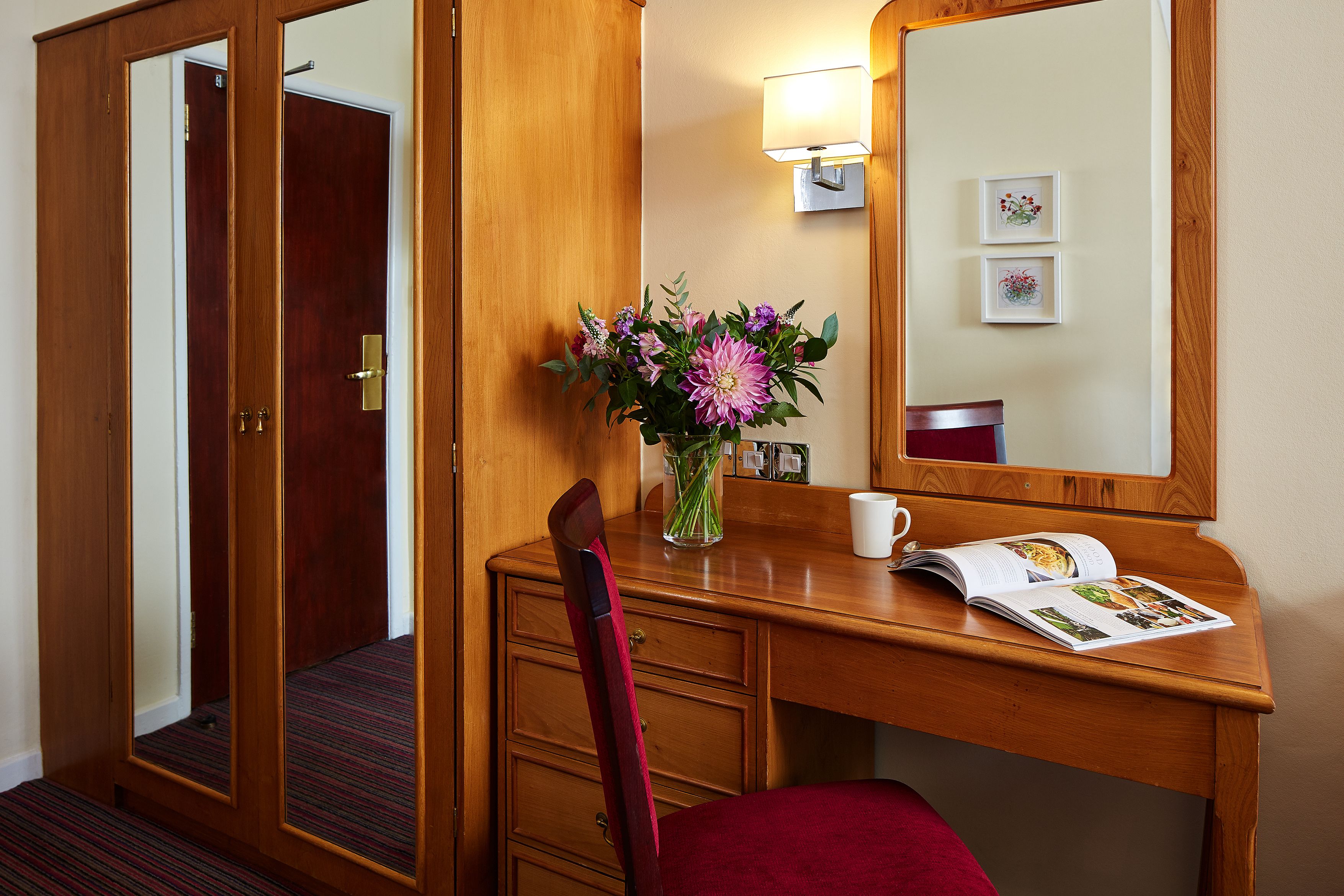 executive double room, 1 double bed | in-room business centre